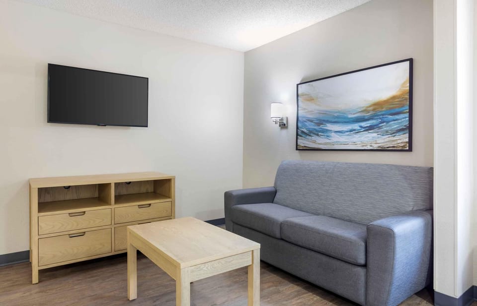 Deluxe Studio, Multiple Beds, Non Smoking | Desk, laptop workspace, iron/ironing board, rollaway beds