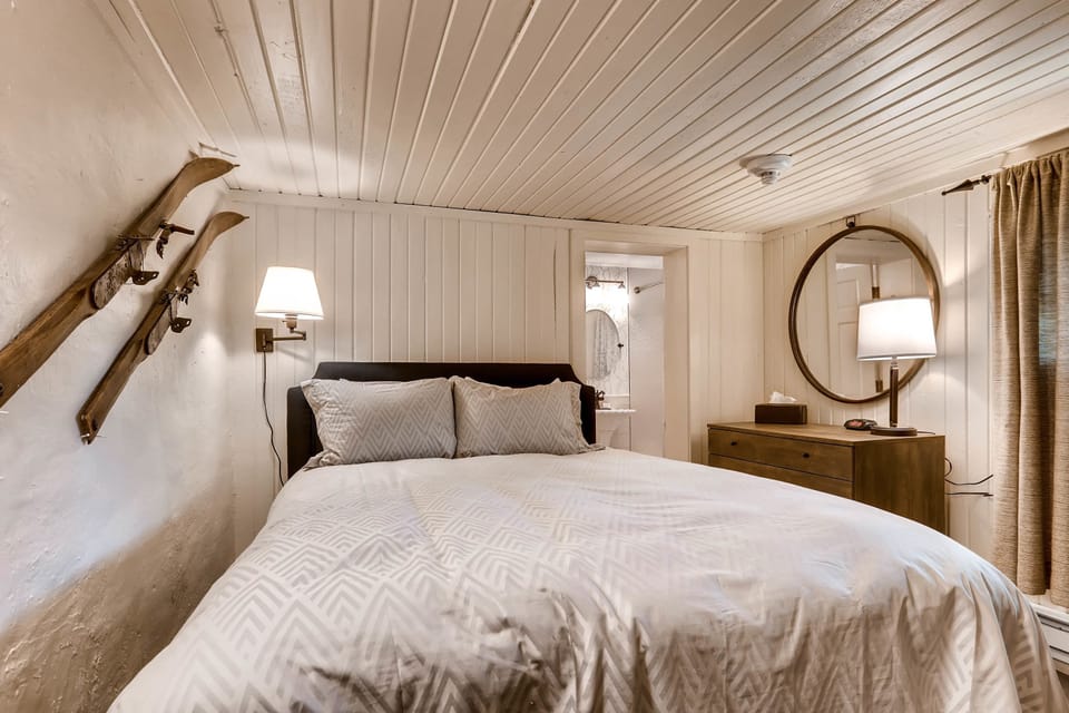 Room (Ski Tip B&B - Private Room) | Iron/ironing board, free WiFi, bed sheets
