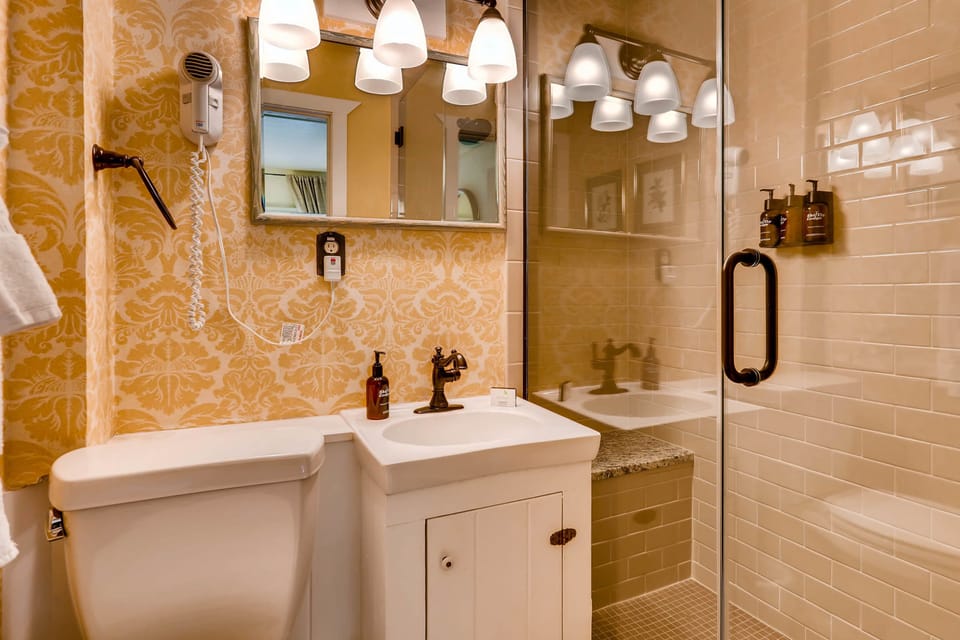 Room (Ski Tip B&B - Private Room) | Bathroom | Shower, free toiletries, hair dryer, towels
