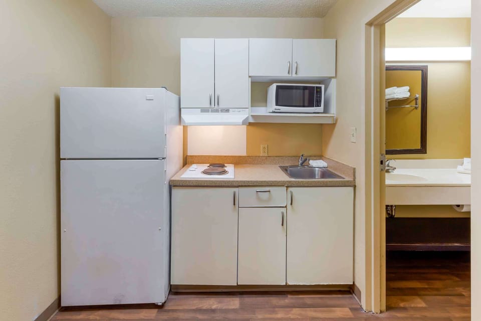 Full-size fridge, microwave, stovetop, dining table