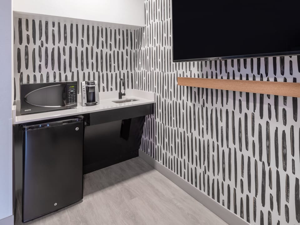 Suite, 1 King Bed, Roll-in Shower (Mobility Accessible) | Premium bedding, down comforters, in-room safe, desk