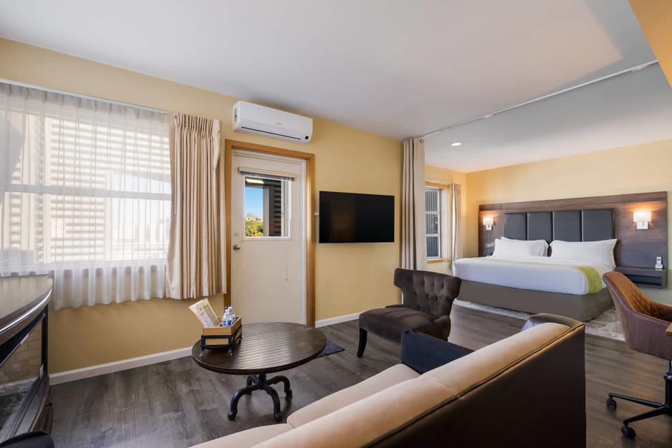 Suite, 1 King Bed, Non Smoking | Hypo-allergenic bedding, down comforters, pillowtop beds