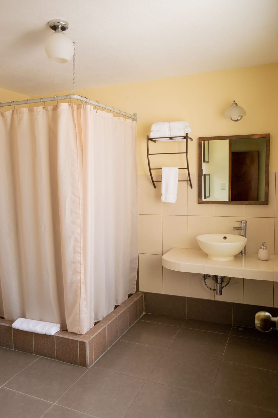 Deluxe Double Room | Bathroom | Shower, towels