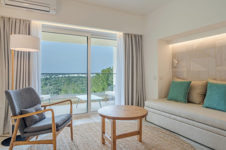 Family Room, Garden View | Minibar, in-room safe, blackout drapes, free cribs/infant beds