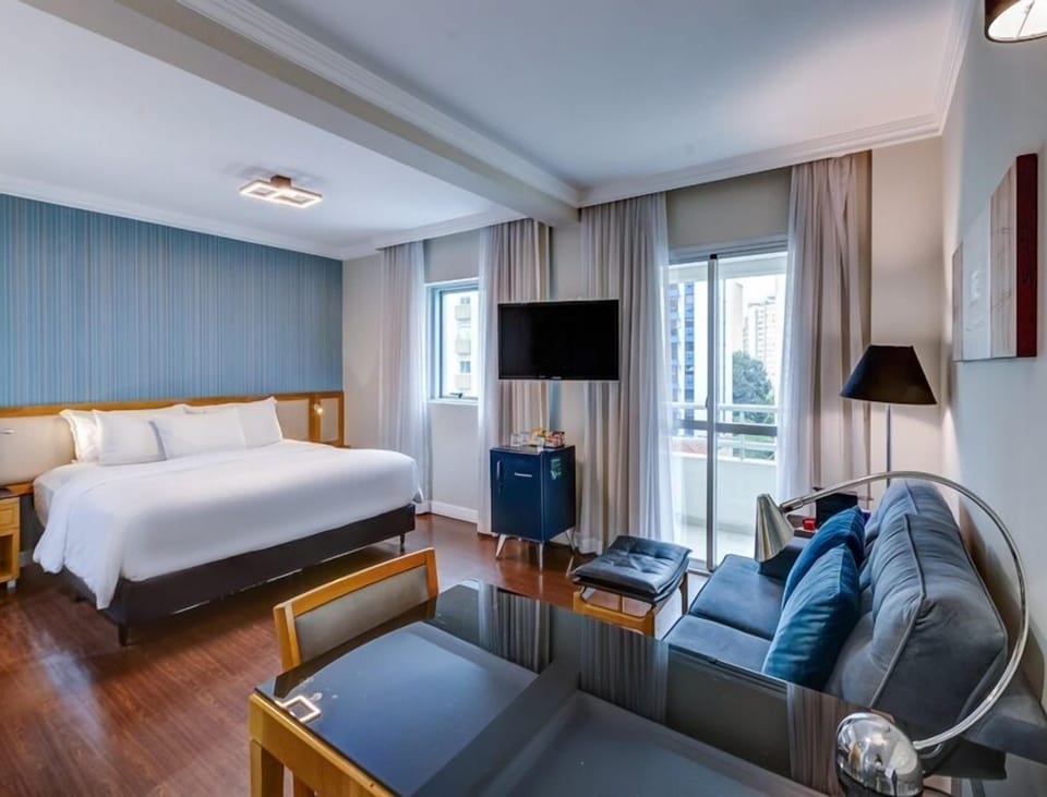 Suite Business Class | Minibar, in-room safe, desk, laptop workspace