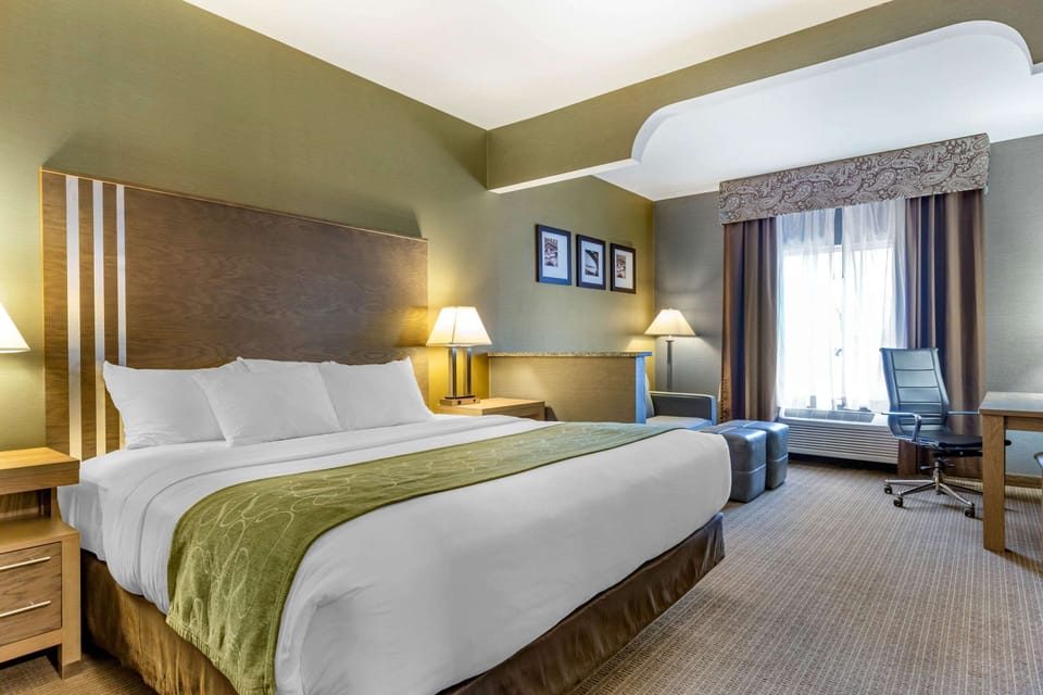 Suite, 1 King Bed, Non Smoking, Hot Tub | Desk, blackout drapes, iron/ironing board, free WiFi