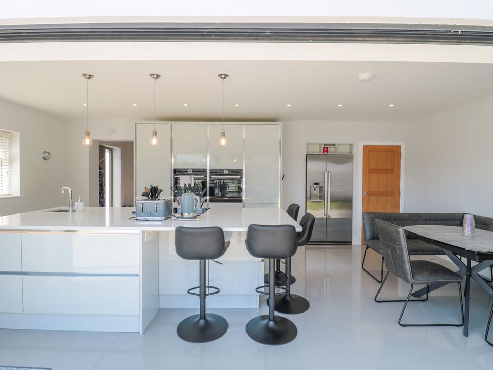 Cottage | Private kitchen | Fridge, dishwasher, electric kettle, cookware/dishes/utensils