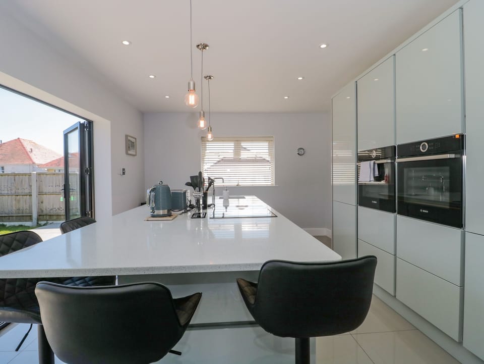 Cottage | Private kitchen | Fridge, microwave, dishwasher, electric kettle