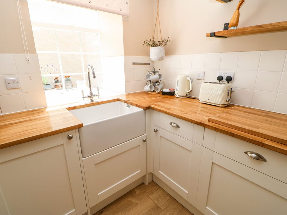 Cottage | Private kitchen | Fridge, electric kettle, toaster, cookware/dishes/utensils