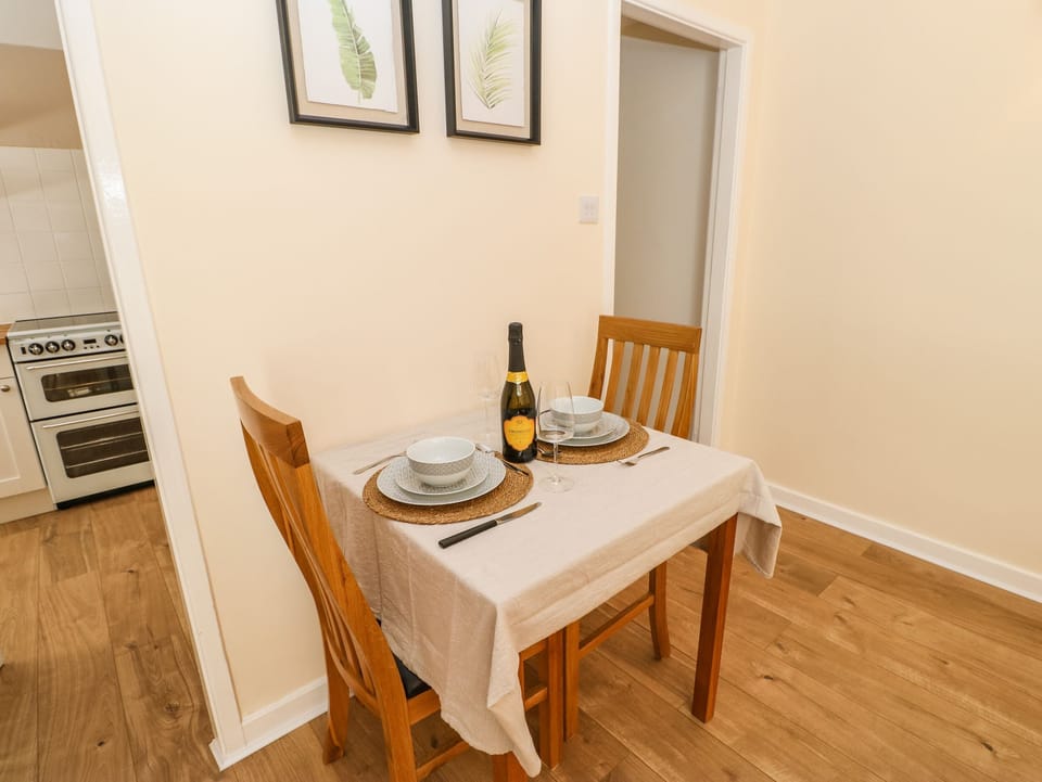 Cottage | Private kitchen | Fridge, microwave, electric kettle, toaster