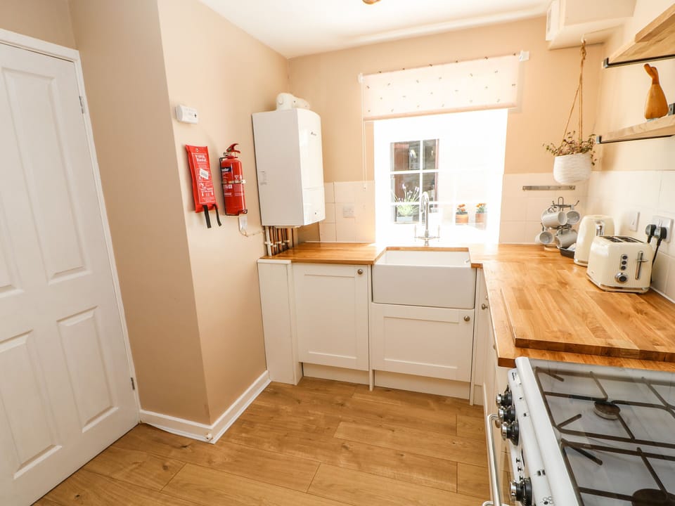Cottage | Private kitchen | Fridge, electric kettle, toaster, cookware/dishes/utensils