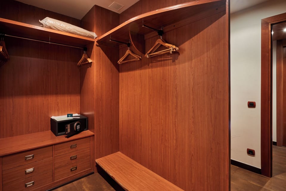 Minibar, in-room safe, desk, laptop workspace