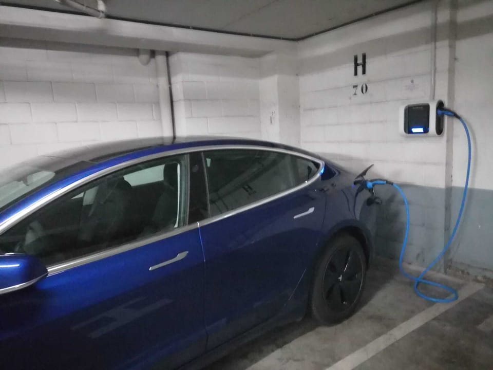 Electric vehicle charging station