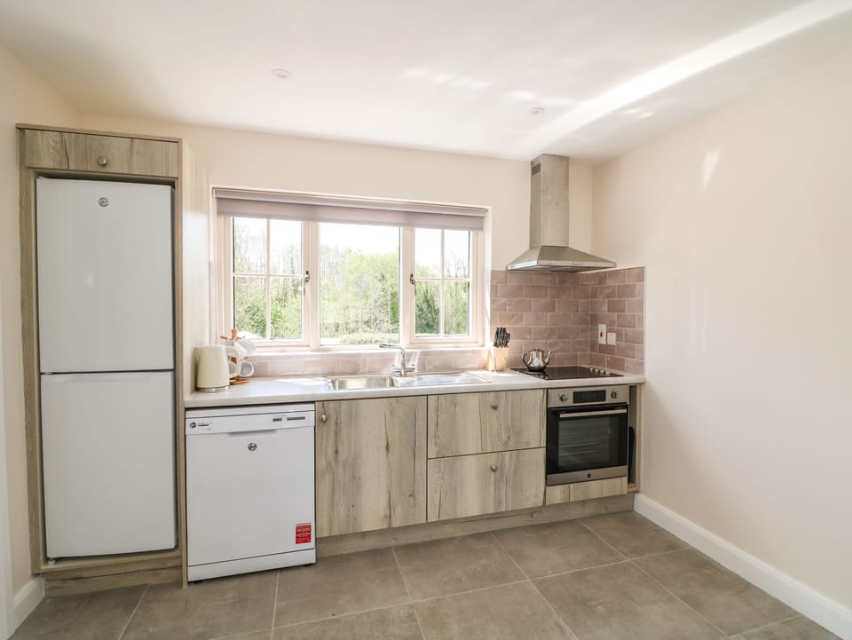 Cottage | Private kitchen | Microwave, dishwasher, electric kettle, toaster
