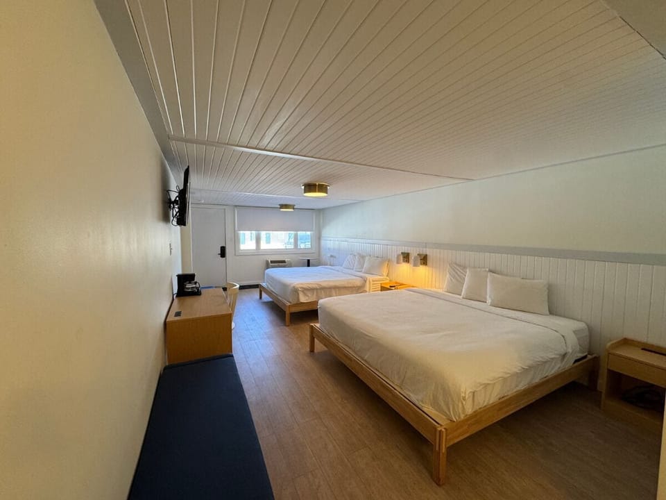 Suite | Desk, blackout drapes, iron/ironing board, free WiFi