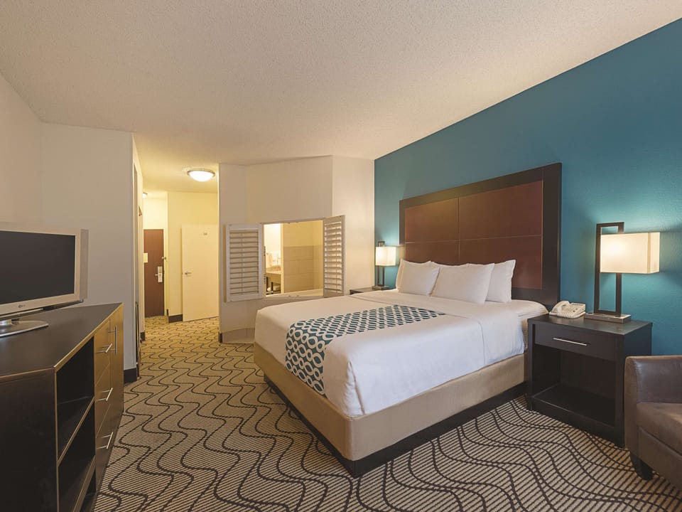 Deluxe Studio Suite, 1 King Bed, Non Smoking | Premium bedding, desk, iron/ironing board, free cribs/infant beds