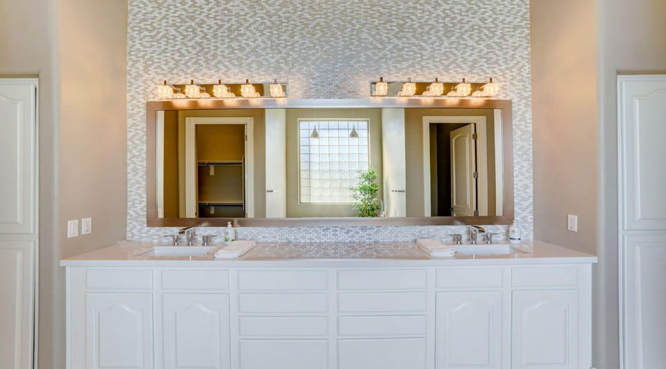 Luxury House | Bathroom | Combined shower/tub, towels