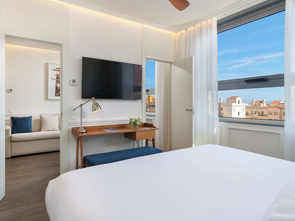 Family Suite | Hypo-allergenic bedding, minibar, in-room safe, blackout drapes
