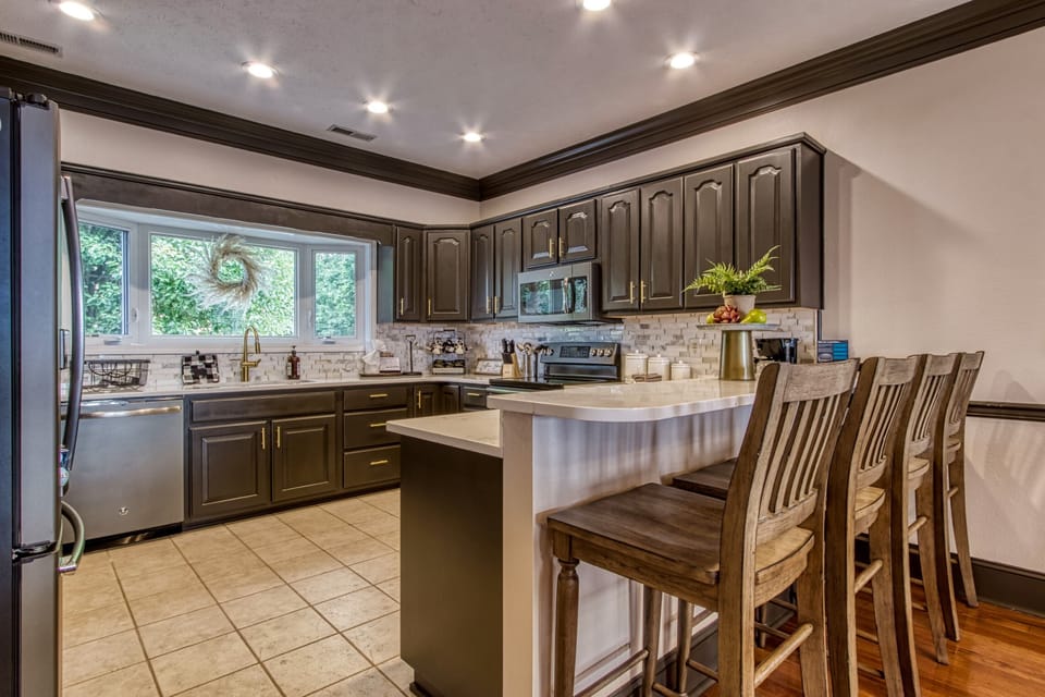 House, Multiple Beds, Jetted Tub, Mountain View | Private kitchen | Microwave, oven, stovetop, dishwasher