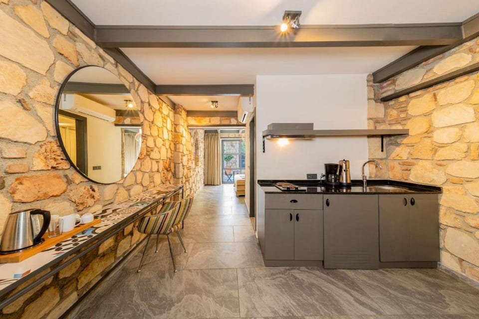 Deluxe Double Room, 1 Bedroom | Private kitchen | Mini-fridge, stovetop, cookware/dishes/utensils