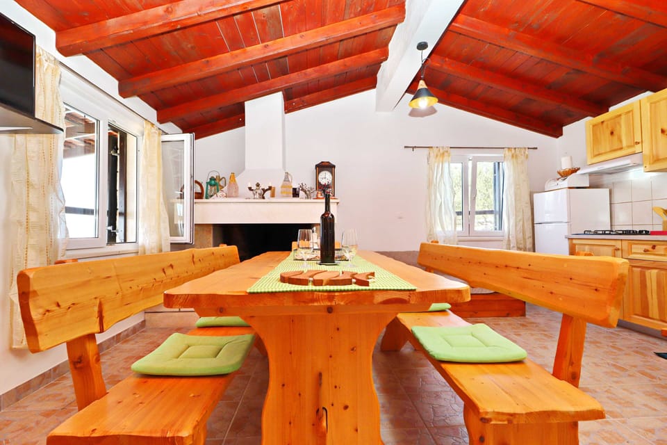 House (One Bedroom Holiday Home with Swimmin) | Dining room