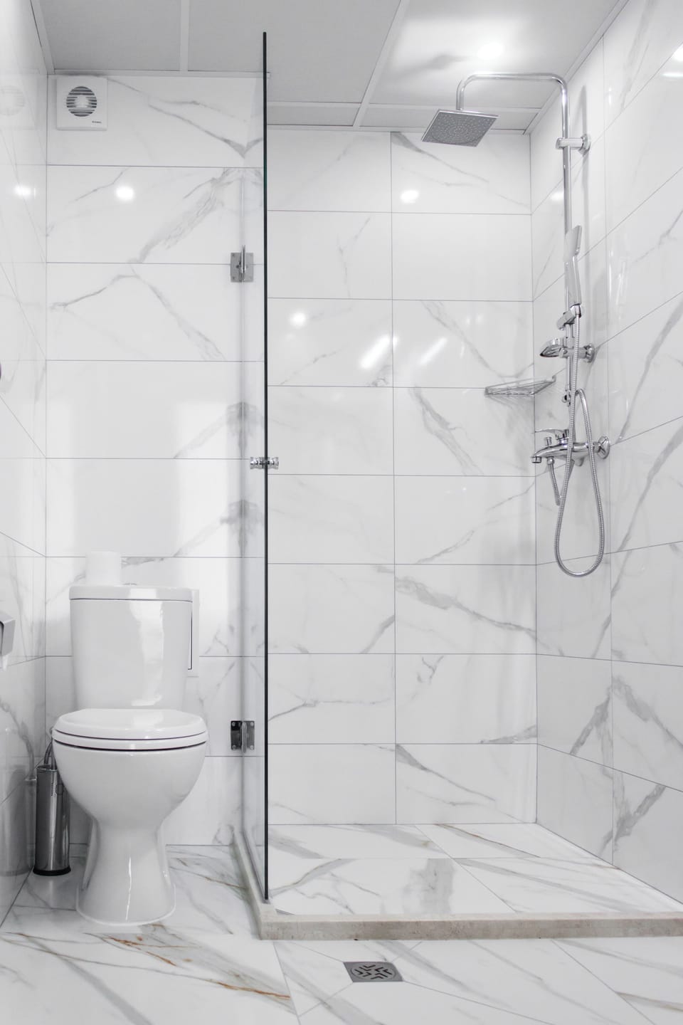 Combined shower/tub, free toiletries, hair dryer, slippers
