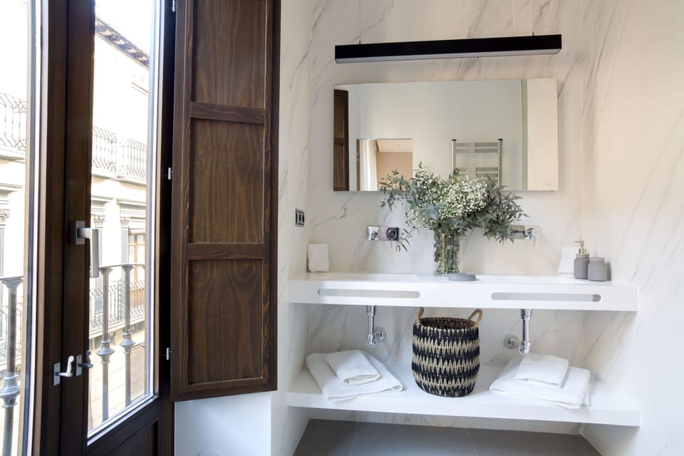Superior Apartment | Bathroom | Shower, hair dryer, towels