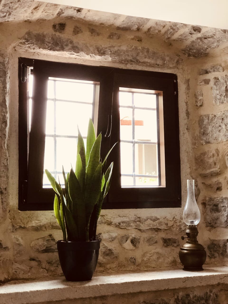 Full-size fridge, microwave, stovetop, dishwasher