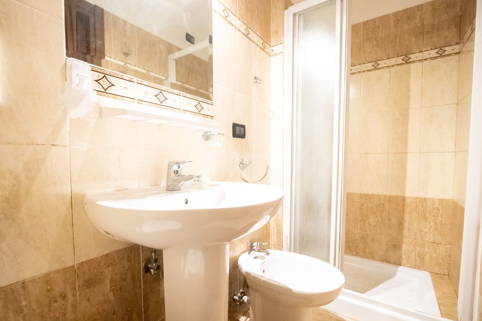 Design Double or Twin Room, Balcony | Bathroom | Shower, hair dryer, bidet, towels