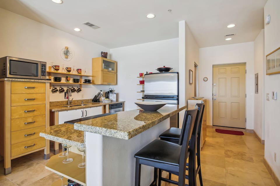 Condo (2 Bedrooms) | Property amenity
