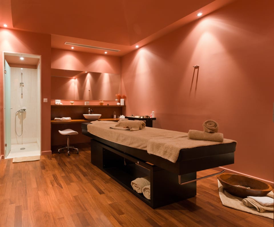 Couples treatment rooms, sauna, hot tub, steam room, Turkish bath