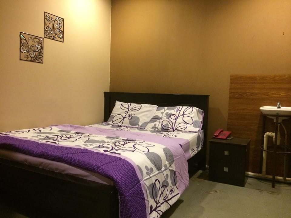 Double Room, Shared Bathroom | Iron/ironing board, free WiFi