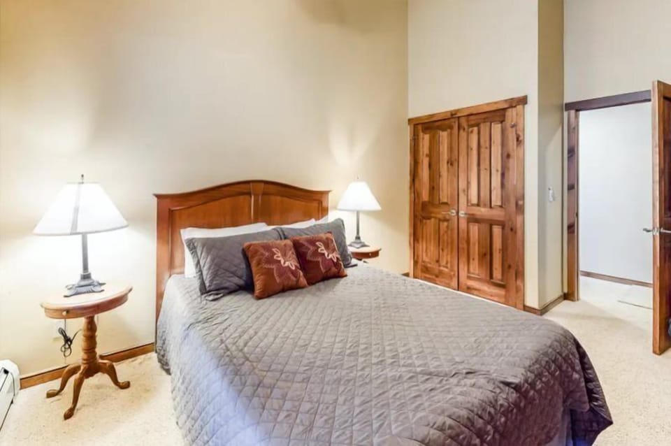 Condo (3 Bedroom Townhome in Downtown Brecke) | Exterior