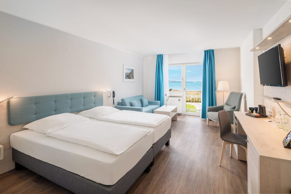 Hypo-allergenic bedding, in-room safe, desk, soundproofing