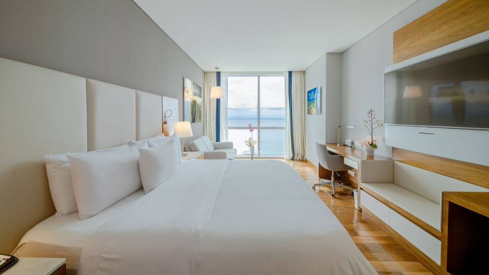 Egyptian cotton sheets, premium bedding, down comforters, pillowtop beds