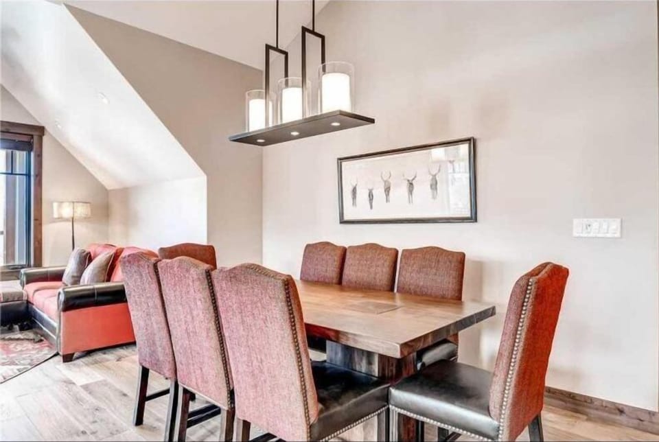 House (Luxury 4 Bedroom Penthouse Rental off) | Living room | TV, fireplace