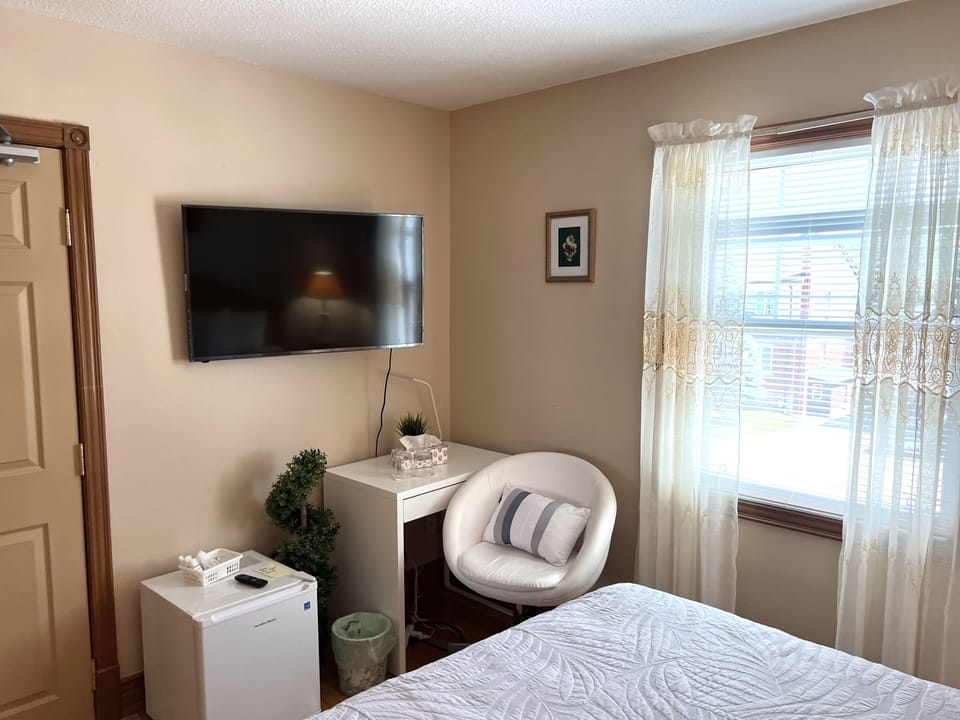 Comfort Room | Minibar, laptop workspace, free WiFi, bed sheets