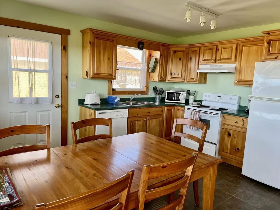 Deluxe Cottage | Private kitchen | Fridge, microwave, oven, stovetop