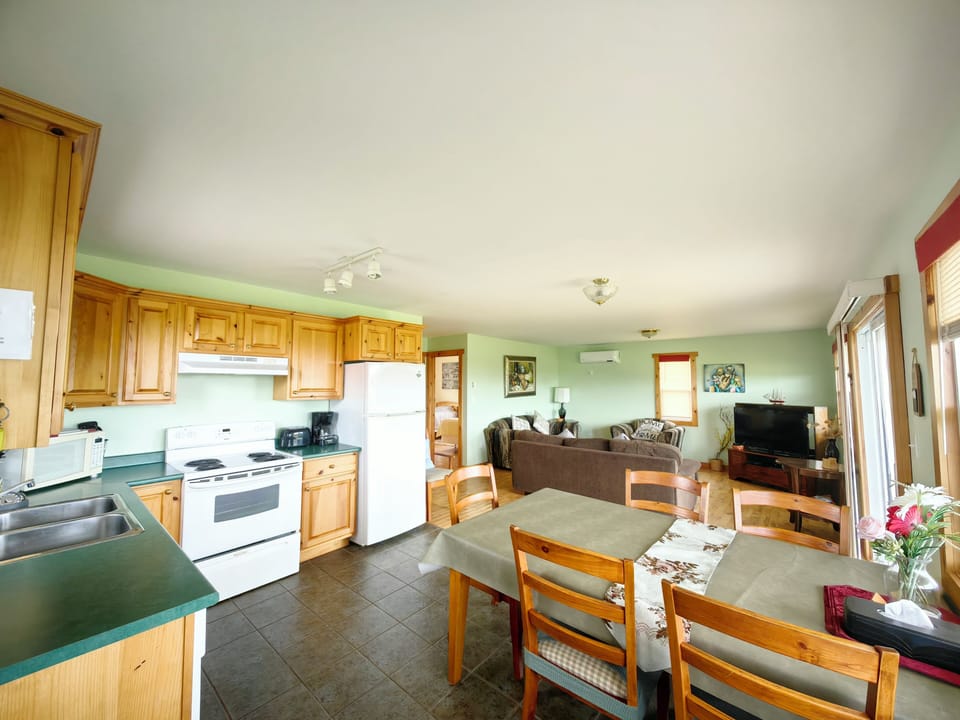 Deluxe Cottage | Private kitchen | Coffee/tea maker, fridge, microwave, oven