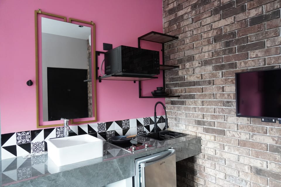 Executive Single Room, 1 Queen Bed, Kitchenette | Private kitchenette | Mini-fridge, microwave, cookware/dishes/utensils