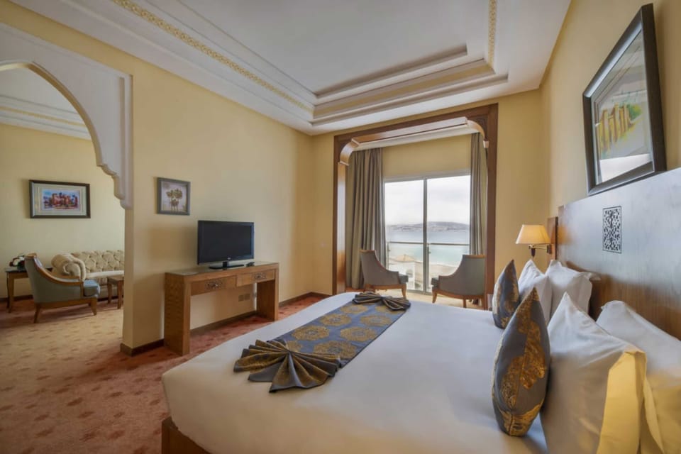 Junior Suite, Sea View | Premium bedding, minibar, in-room safe, desk