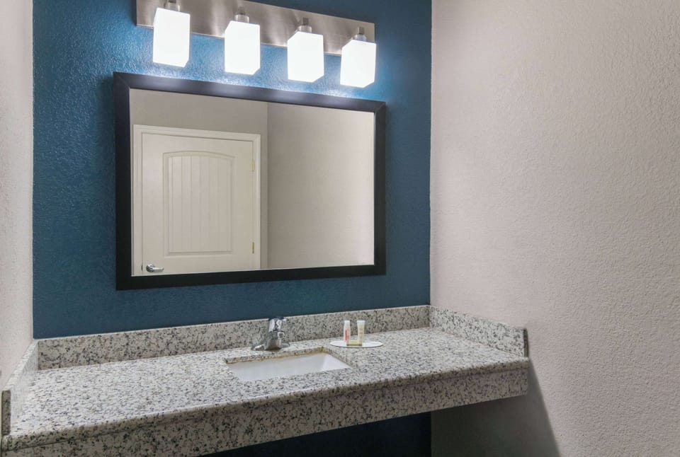 Combined shower/tub, hair dryer, towels