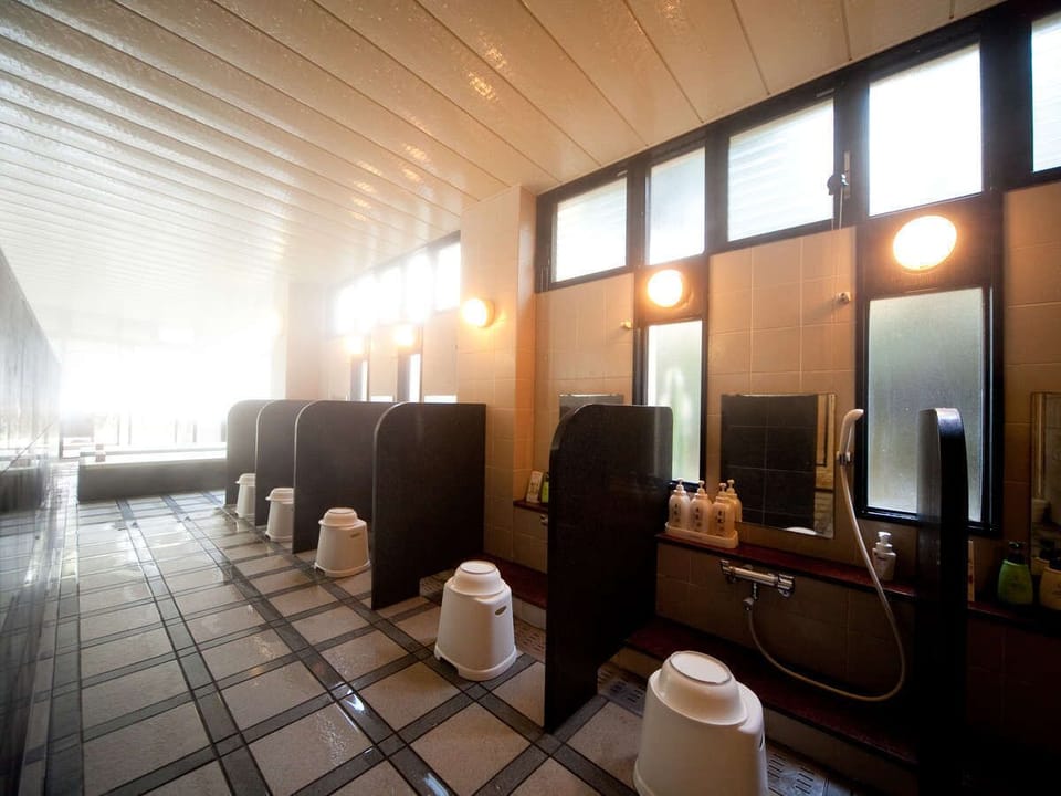 Basic Quadruple Room | Bathroom | Towels