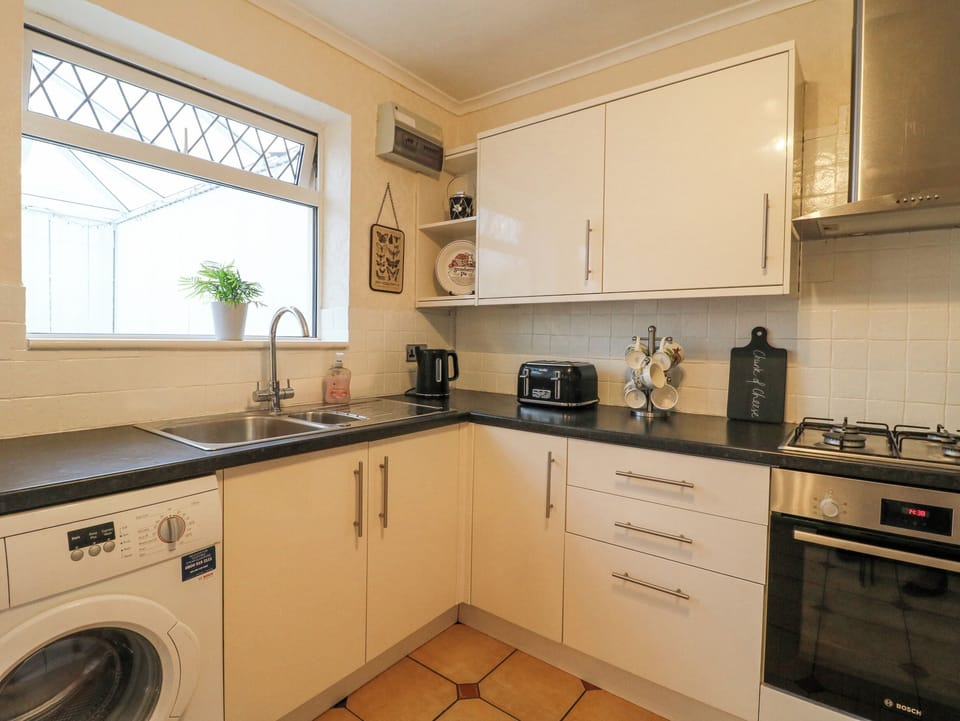 Cottage | Private kitchen | Fridge, microwave, electric kettle, cookware/dishes/utensils