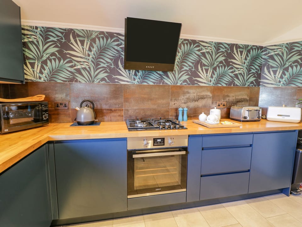 Cottage | Private kitchen | Fridge, microwave, electric kettle, cookware/dishes/utensils