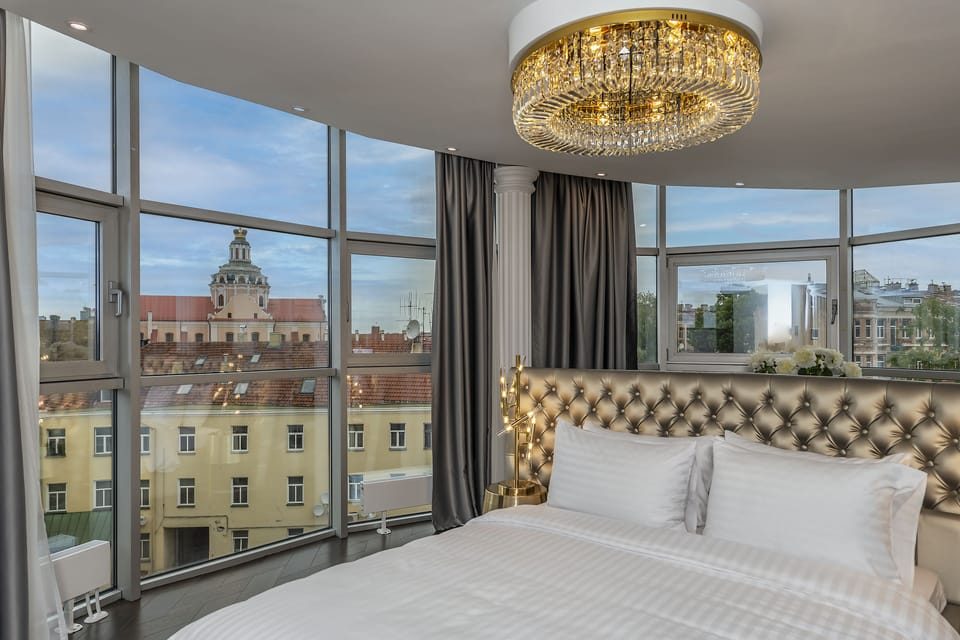 Panoramic Studio Suite | Hypo-allergenic bedding, minibar, in-room safe, individually decorated