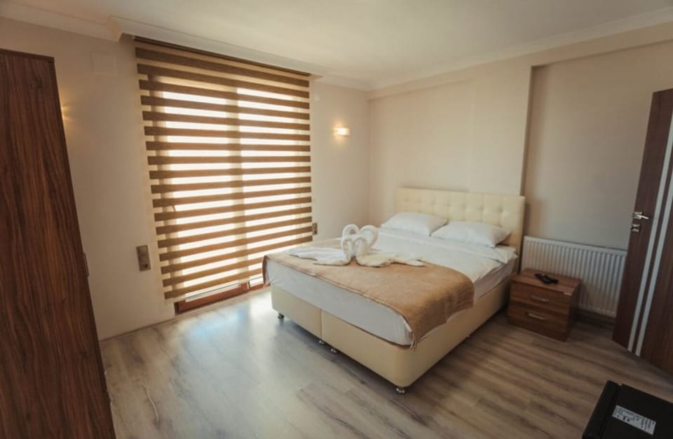 Deluxe Room | Premium bedding, minibar, desk, laptop workspace