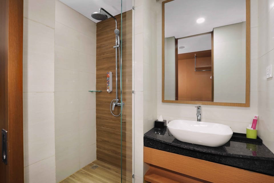 Deluxe Room | Bathroom | Shower, free toiletries, slippers, towels