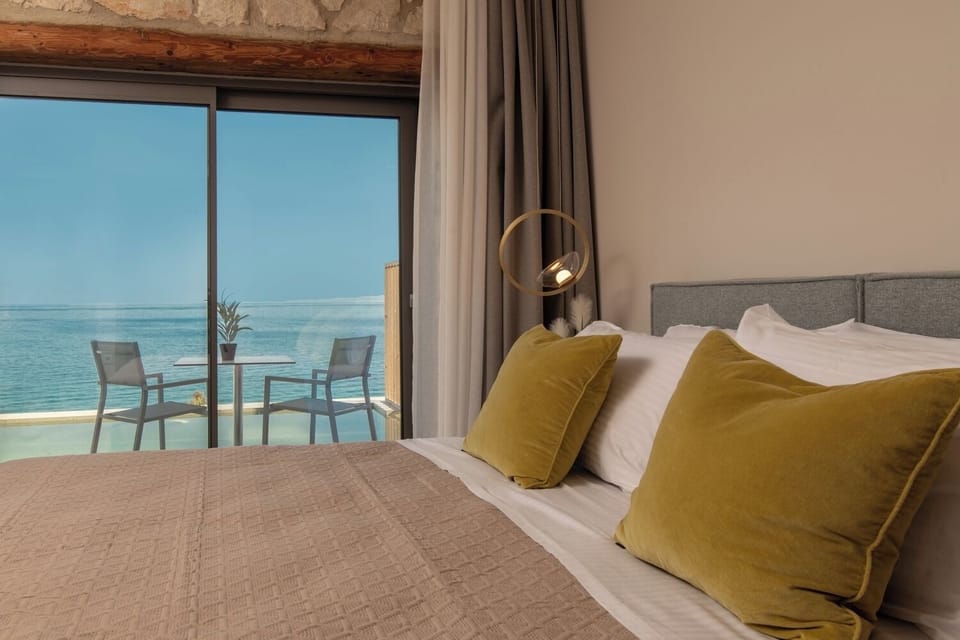 Superior Studio Suite, 1 Queen Bed | Premium bedding, down comforters, in-room safe, laptop workspace