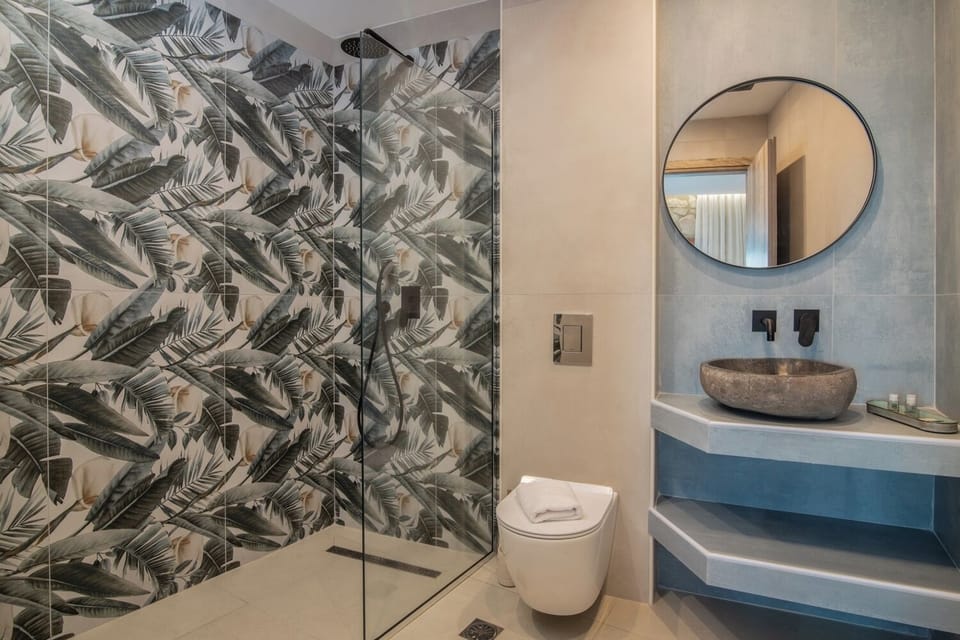Superior Studio Suite, 1 Queen Bed | Bathroom | Combined shower/tub, hydromassage showerhead, designer toiletries